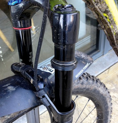 Leaky air spring blew out the dust seal