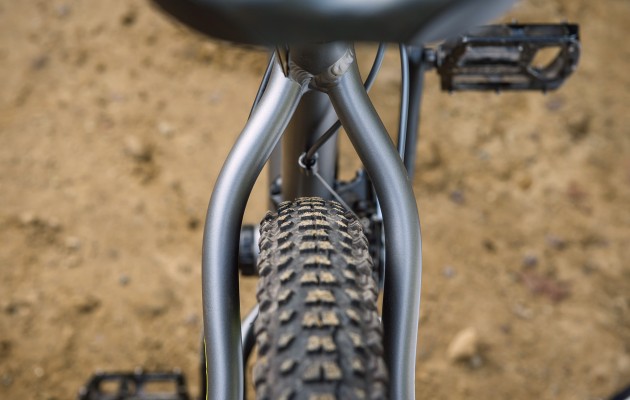 Simple but sexy: curvy seatstays offer decent tyre clearance