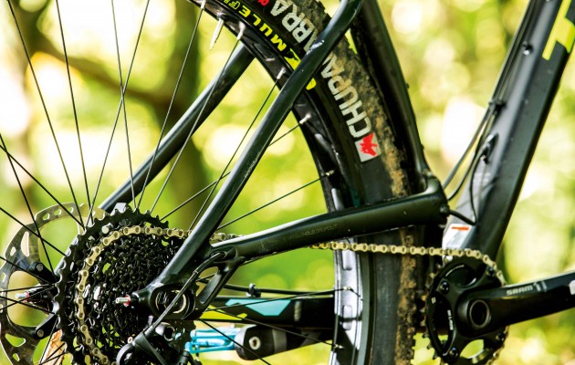 Cut-and-shut back end, with short chainstays via a deformed seat tube (Fowler)