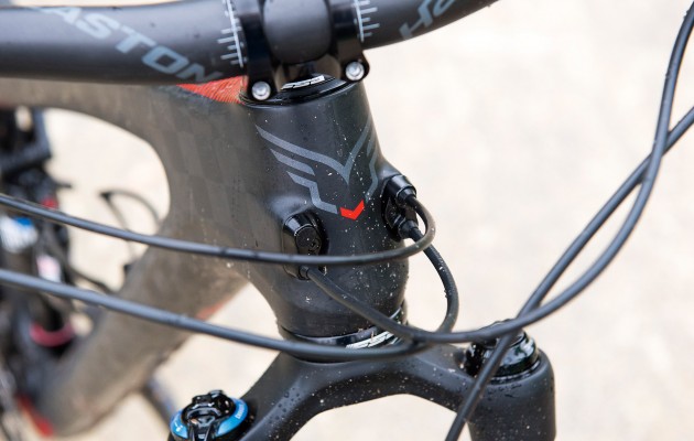 Internally-routed acbles enhance the frame's stealth looks (Kialehn)