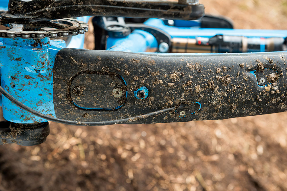 De rigueur down tube protector