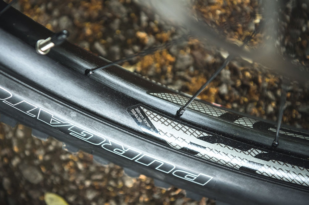 Fat 38mm rims give big 3.0in tyres room to breathe and boost grip