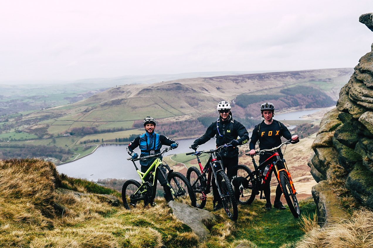 B. Up to date. Good work keep it up. I keep up. Стикер good job.