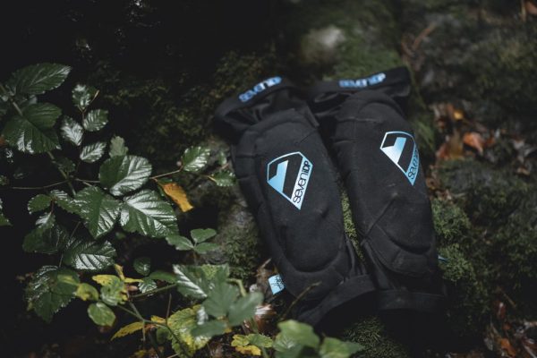 7 IDP Sam Hill Knee pad