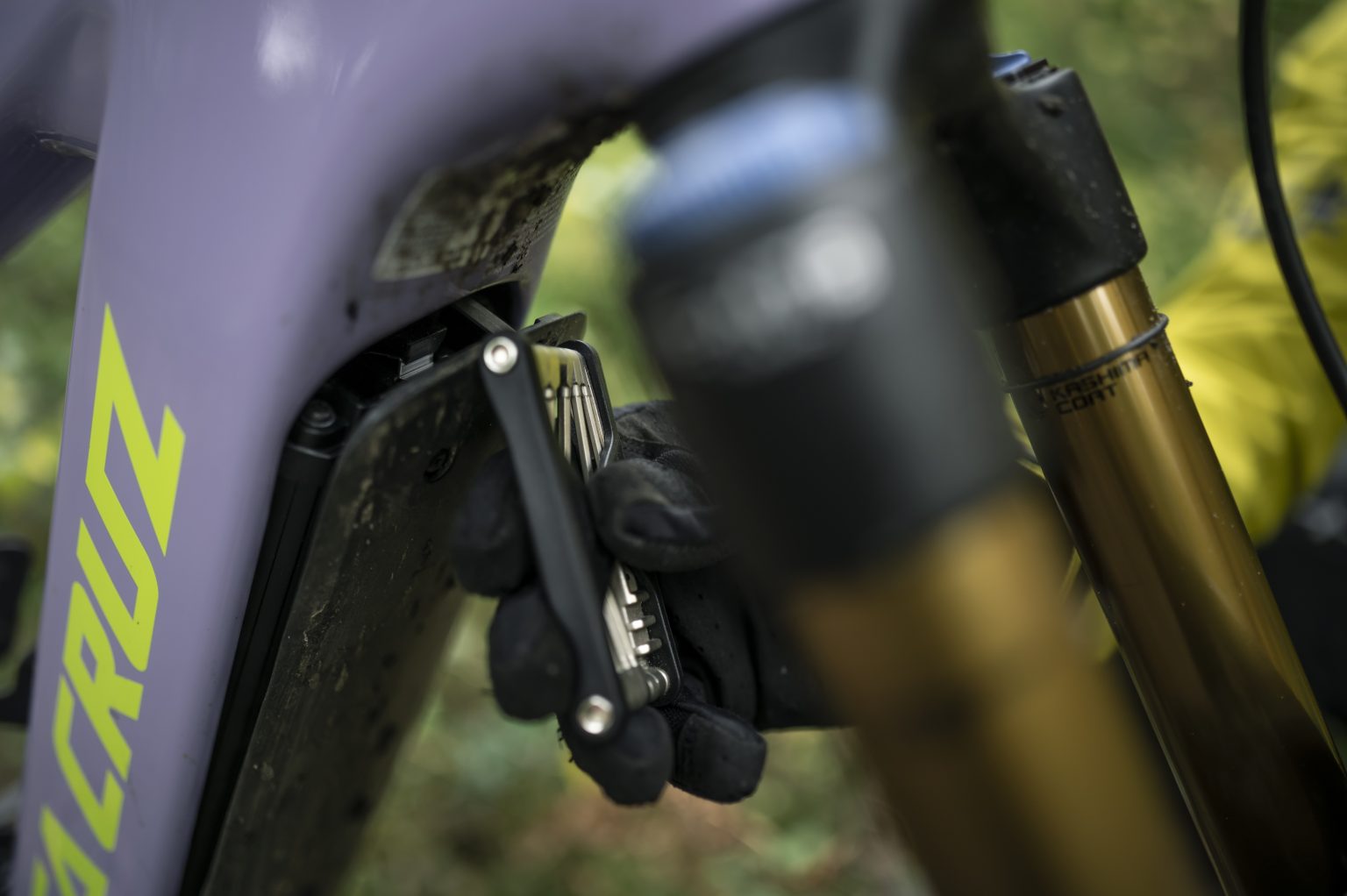 santa cruz heckler battery cover