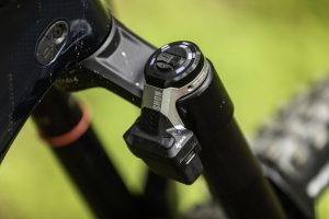 The brains of RockShox Flight Attendant lies in the fork