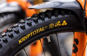 Mountain bike wheel and fender with a Continental MTB tyre