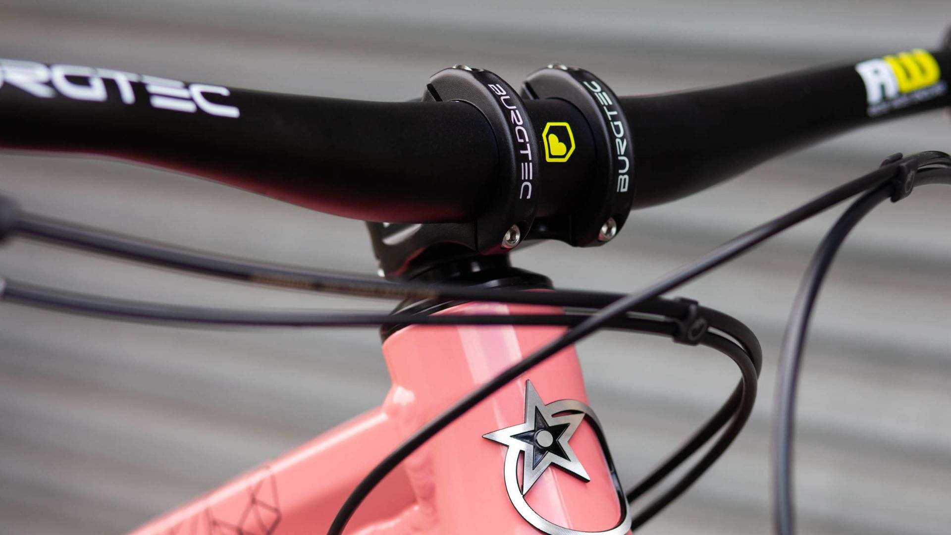 Handlebar details Orange Switch 6 2023