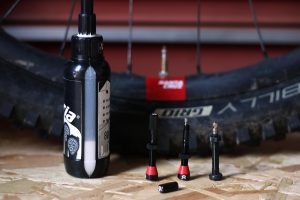 Spank Spike Grip 33 - Manopole Bici MTB | Gomma Super Tacky 25A | Lunghezza 145mm | Morsetto CNC