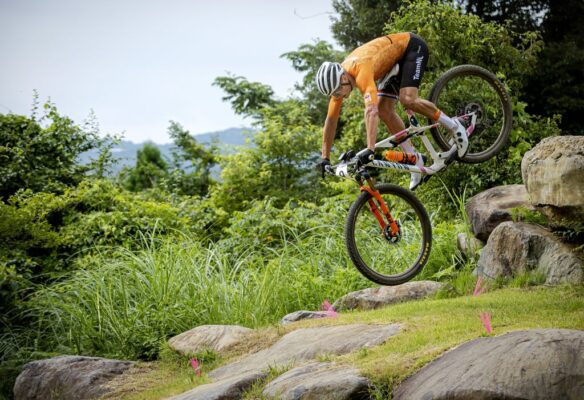 IZU - Mathieu van der Poel in the run-up to his fall during the cross country mountain bike on the Izu MTB Course during the Tokyo Olympics. ANP ROBIN VAN LONKHUIJSEN (Photo by ANP Sport via Getty Images)