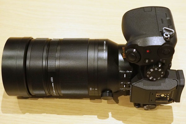 When the camera is rotated to portrait format using the tripod collar, the focus limiter, focus mode and OIS switches don't move