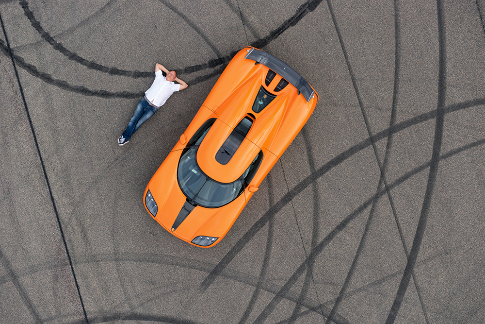 Anders_Andersson-sports-car-and-tyre-tracks