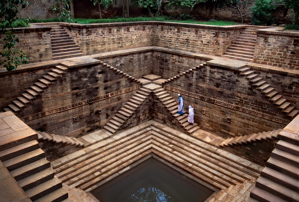 Steve McCurry Rajasthan 2002. Women in a step well