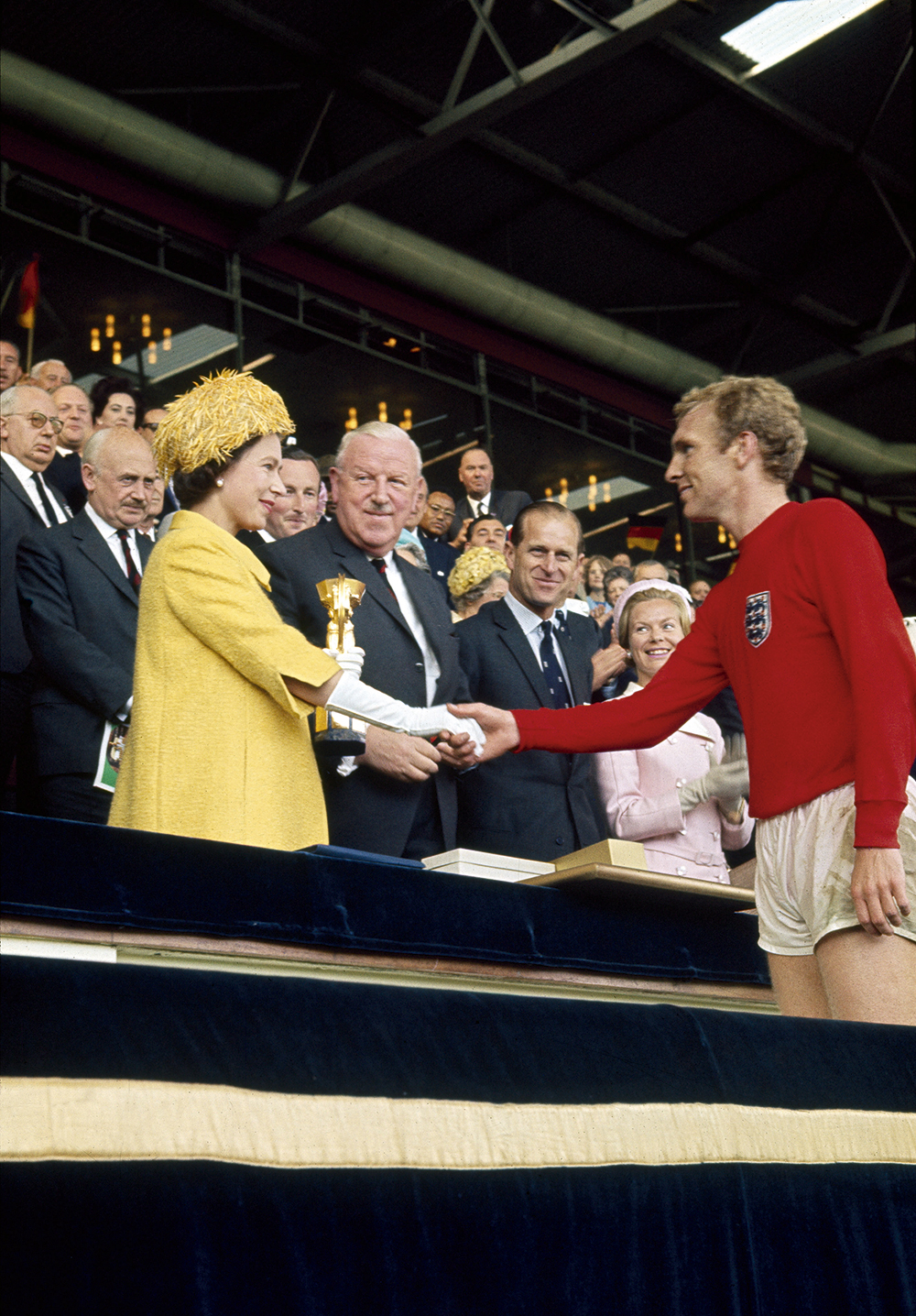 Gerry-Cranham-Queen-presenting-trophy-to-Bobby-Moore