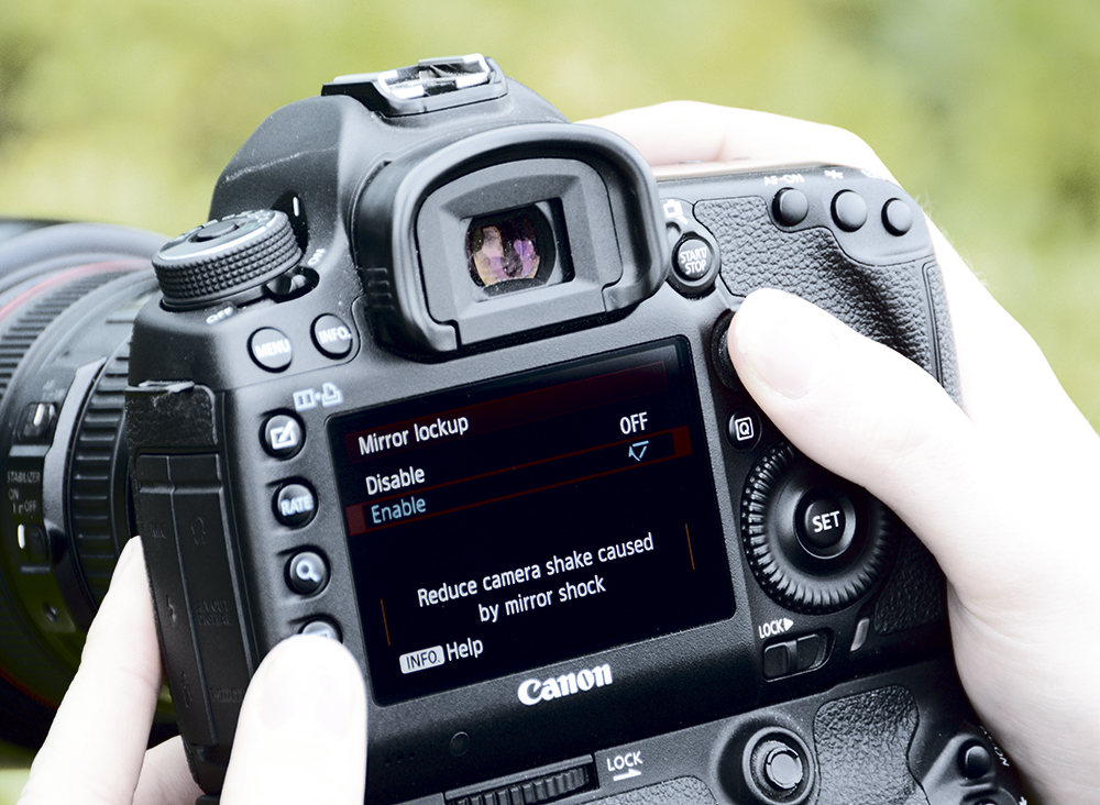 Adjusting-camera-settings-mirror-lock-up