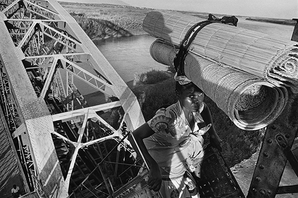 A Mozambican refugee on the Dona Ana Bridge over the Zambezi River, Mozambique, 1994