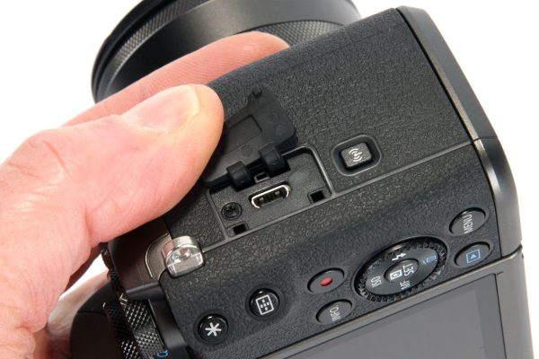 Canon EOS M5 connect button