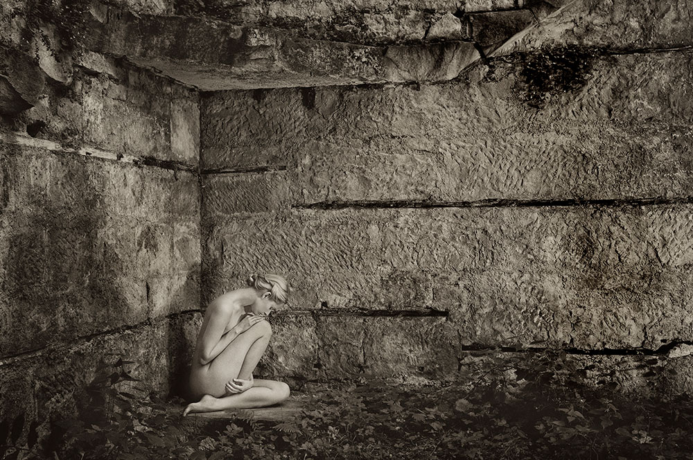 Faye and Trevor Yerbury Fine art nude working with stone