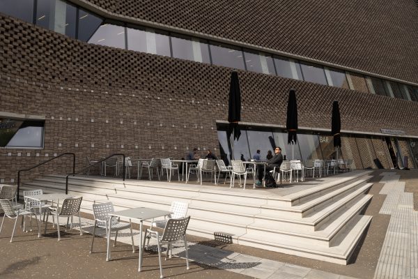 Zeiss Milvus 25mm f/1.4 modern architecture sample