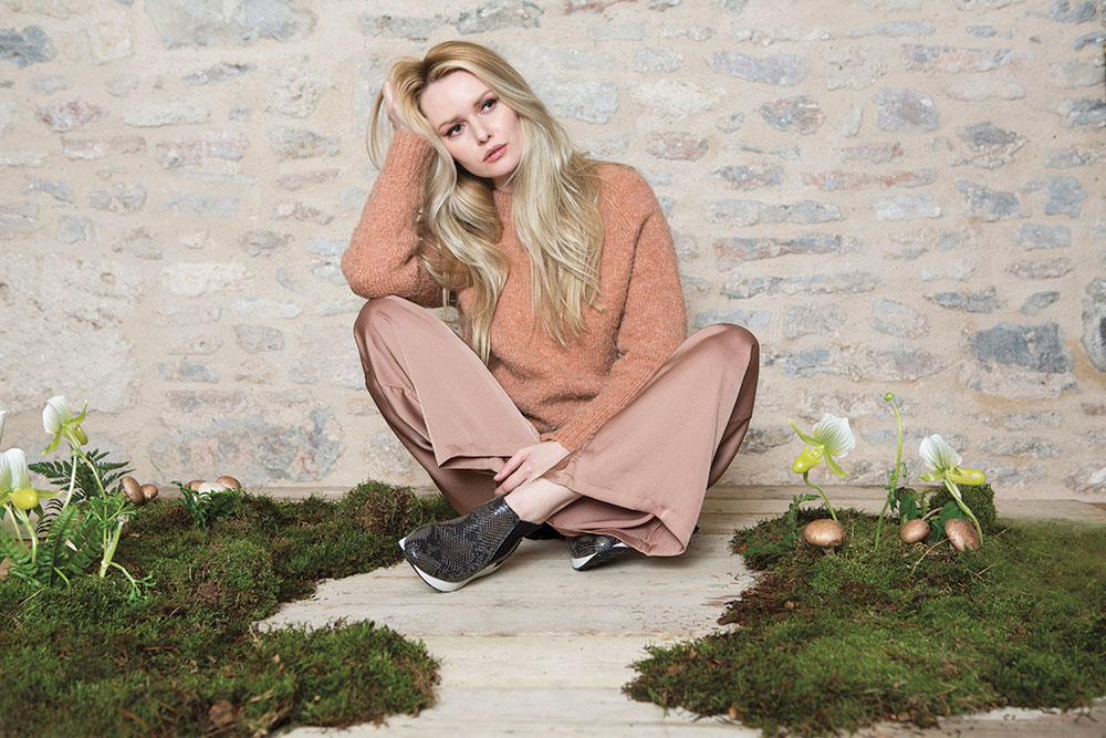 Amanda Thomas shoot with camera tethered to laptop