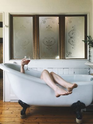 Instagram Sara Tasker bath