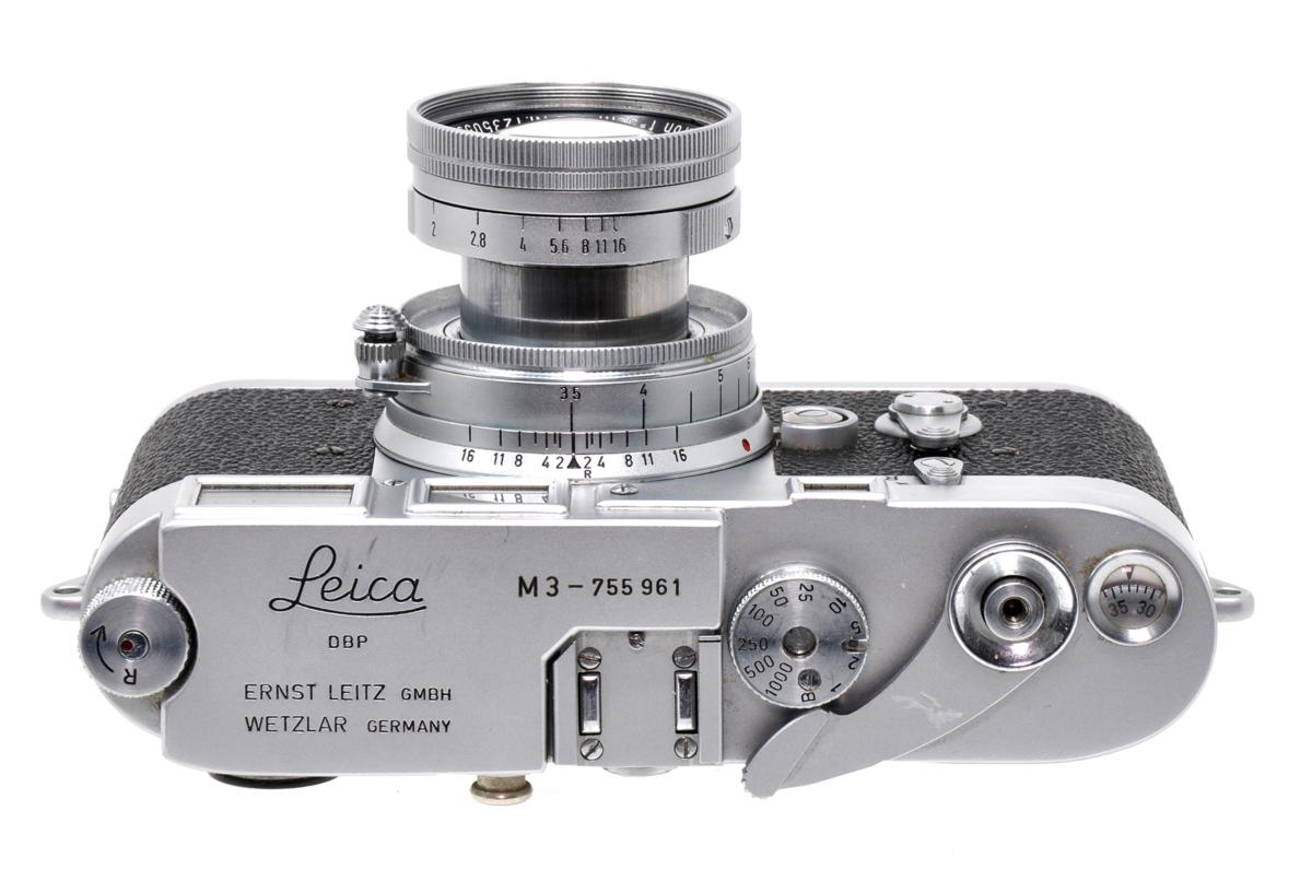 Top view with the lens extended ready for shooting