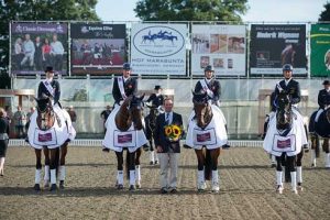 From left to right: Nikki Crisp (Pasoa), Gareth Hughes (DV Stenjkers Nadonna), Richard Waygood (Chef d'Equipe), Michael Eilberg (Marakov) and Carl Hester (Uthopia)