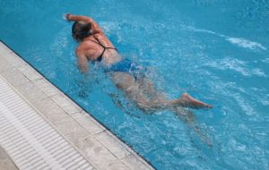 Suze Hext swimming