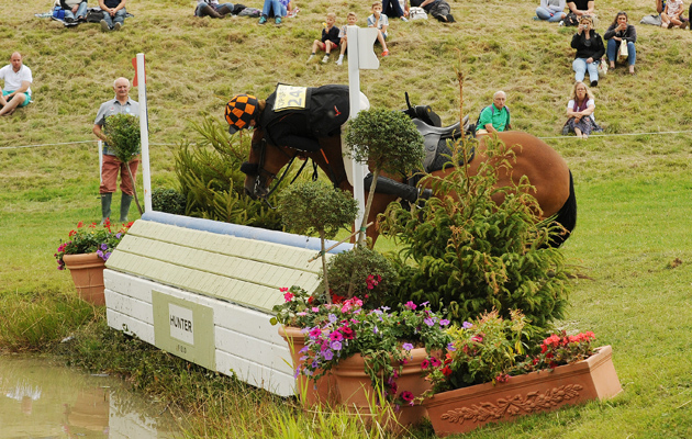 elena palmer takes a tumble from queue jumper z in the corinthian cup at gatcombe park 9-8-15