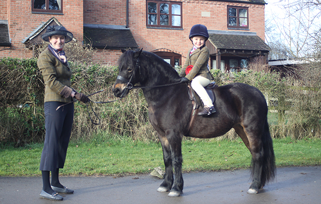 mini novice M&M champion Newoak Falling Free (935), rider Holly Shotton, handler Michaela Hunt.