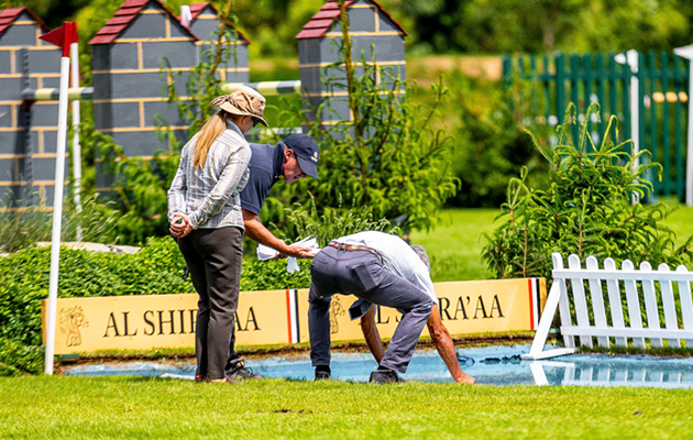 P4GC8X Hickstead, West Sussex, UK. 22nd June 2018. Course Builders. The Bunn Leisure Derby Trial. CSI4*. The Al Shira'aa Hickstead Derby Meeting. Showjumping. The All England Jumping Course. Hickstead. West Sussex. UK. Day 3. 22/06/2018. Credit: Sport In Pictures/Alamy Live News