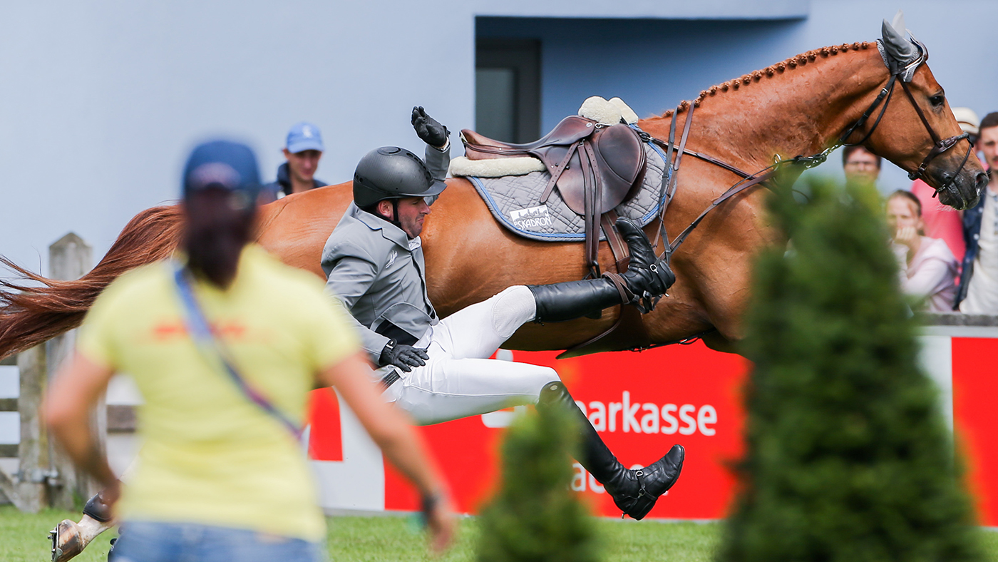 19 July 2019, North Rhine-Westphalia, Aachen: CHIO, equestrian sport, jumping, North Rhine-Westphalia Prize: The rider Philipp Weishaupt from Germany falls from his horse Che Fantastica. Photo: Rolf Vennenbernd/dpa