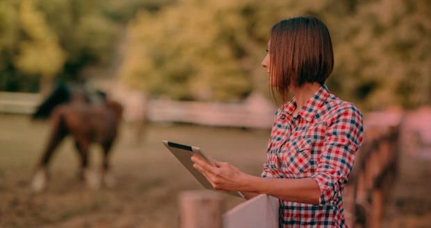 Lady-with-Ipad-1400x744