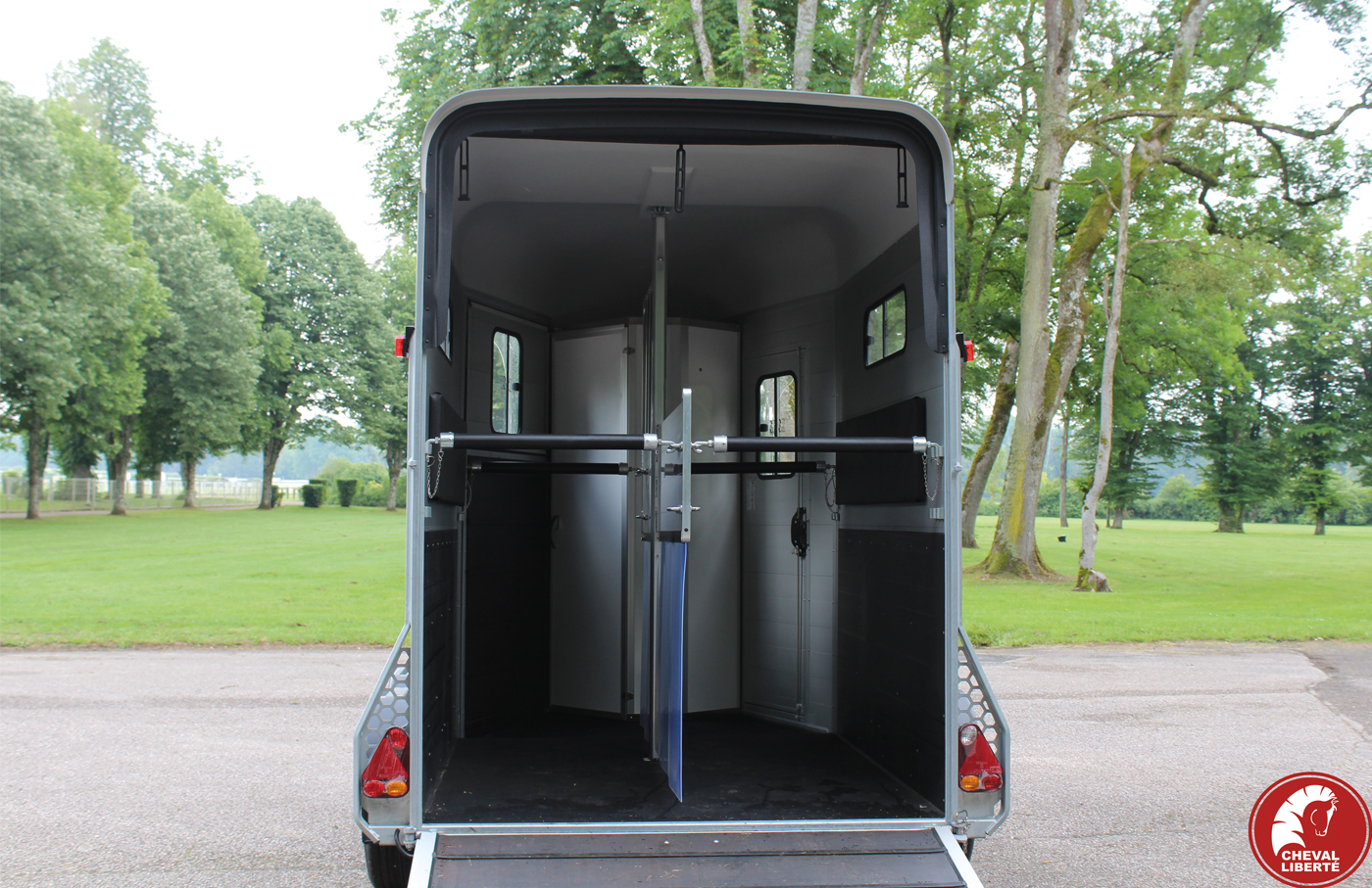 TOURING-COUNTRY---HIPPODROME---PONT-ARRIERE-OUVERT---INTERIEUR-1400