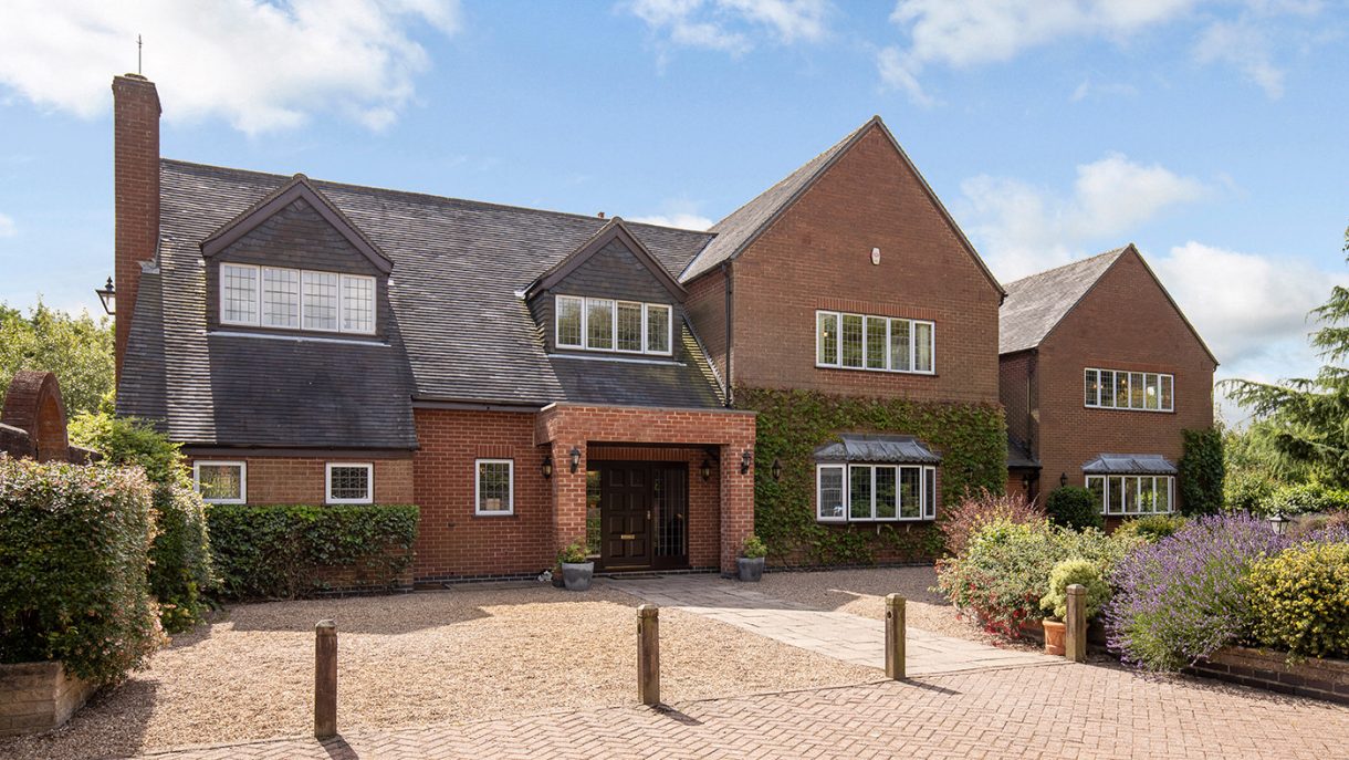 Live in luxury in this sixbedroom country house complete with 12