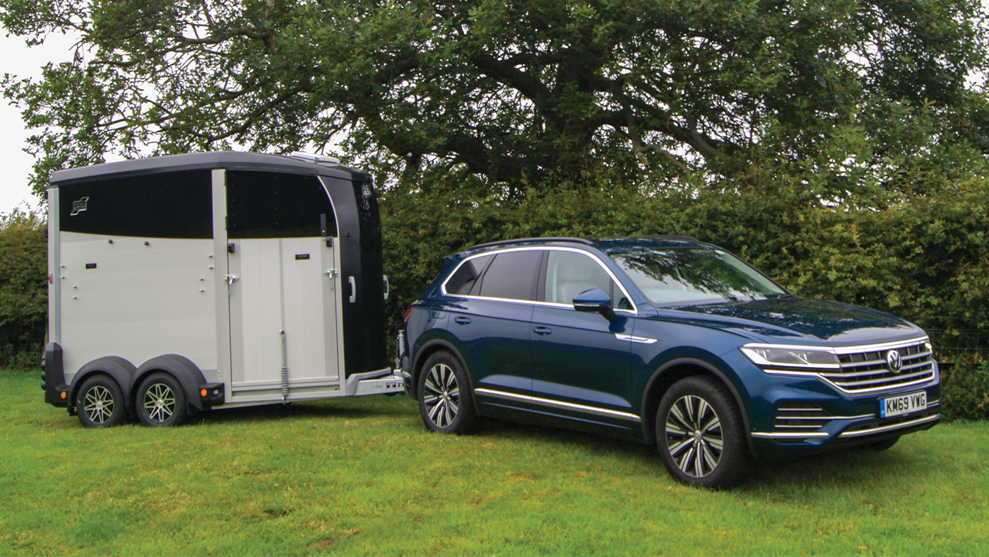 Volkswagen Touareg SEL Tech 3.0 TDi 4Motion car towing a horse trailer