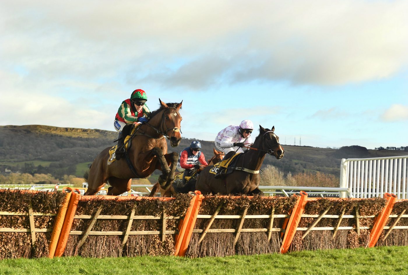 Adagio and Tom Scudamore (left) 1st at the last 12-12-20