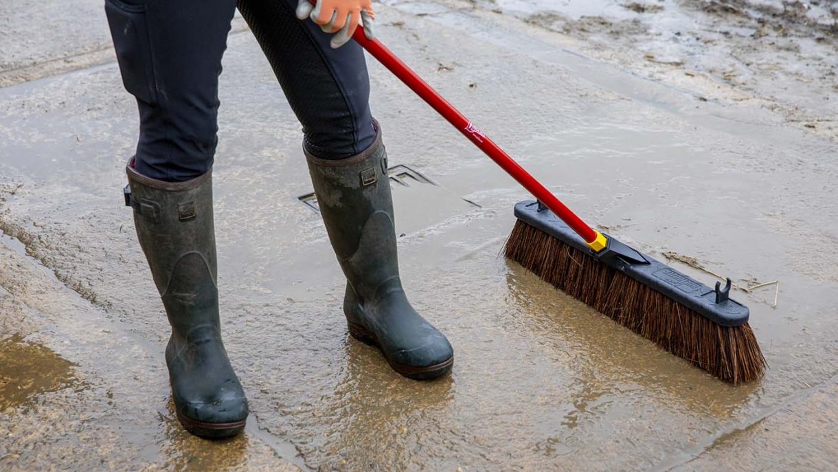 Herbie’s Quickie Super Bulldozer broom review Horse & Hound