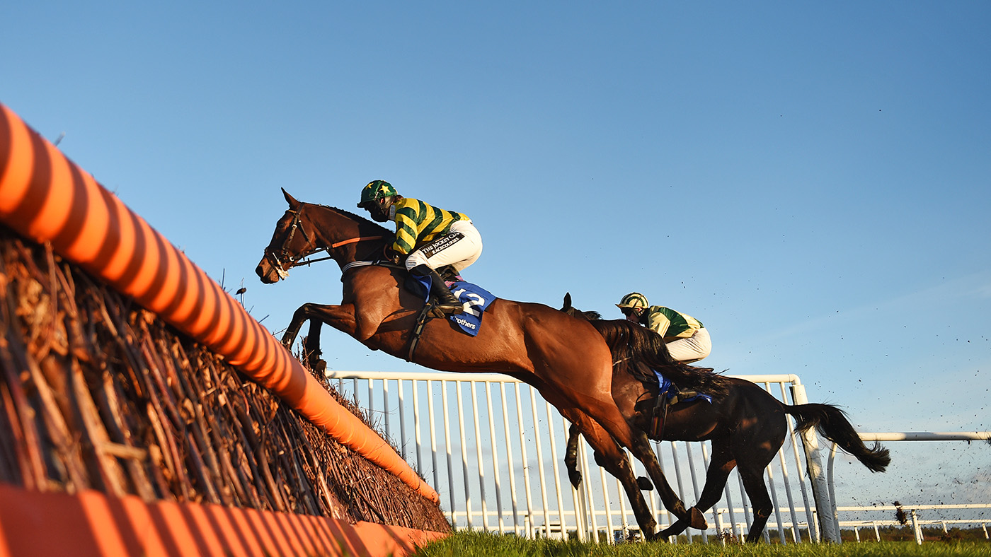 Findusatgorcombe and Bryony Frost on way to winning the marathon pic Bill Selwyn 4-12-20