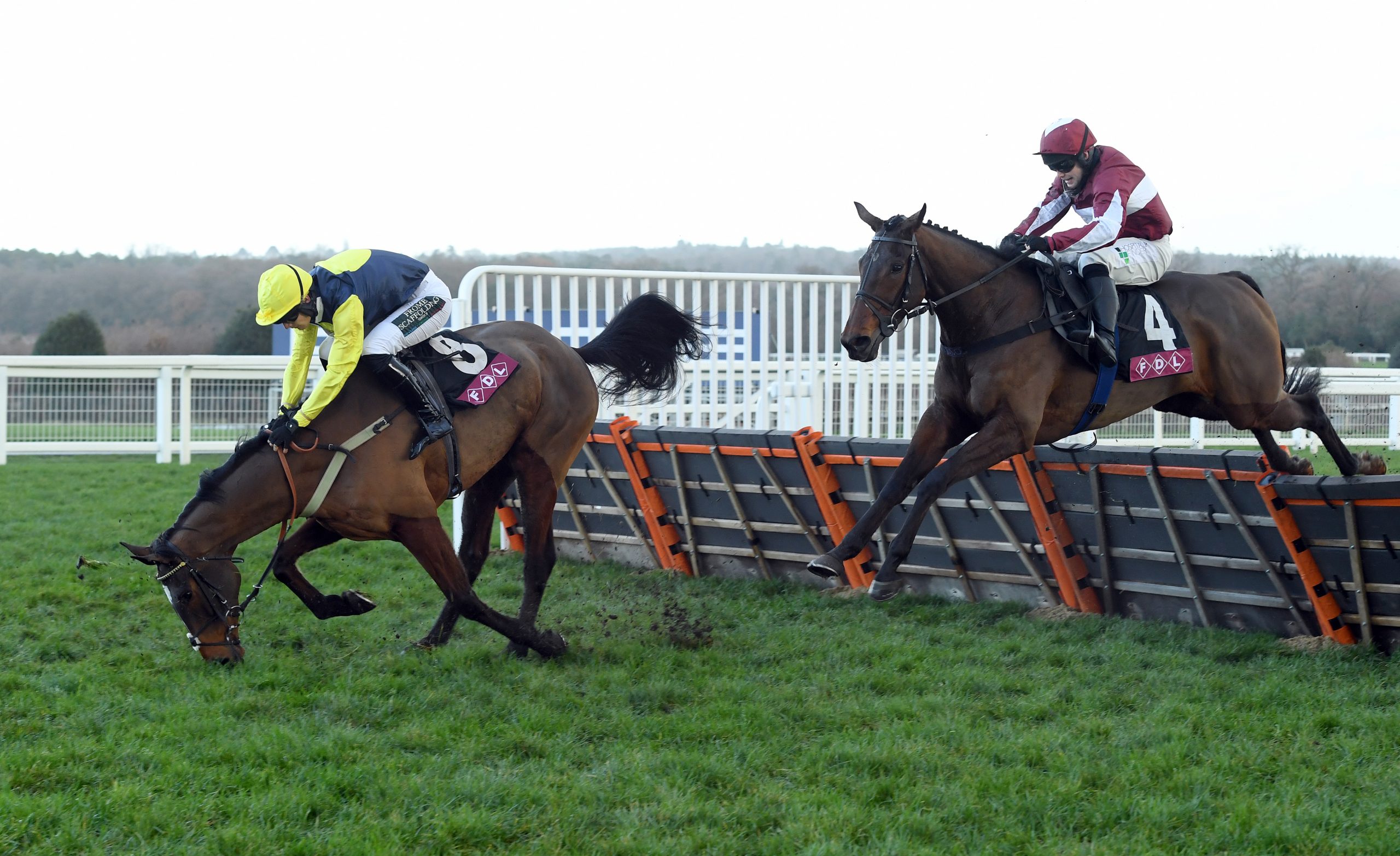 Morning Spirit and Jonjo O'Neill (right) 1st take advantage of Fawsley Spirit and Luca Morgan's fall at the last to win 19-12-20