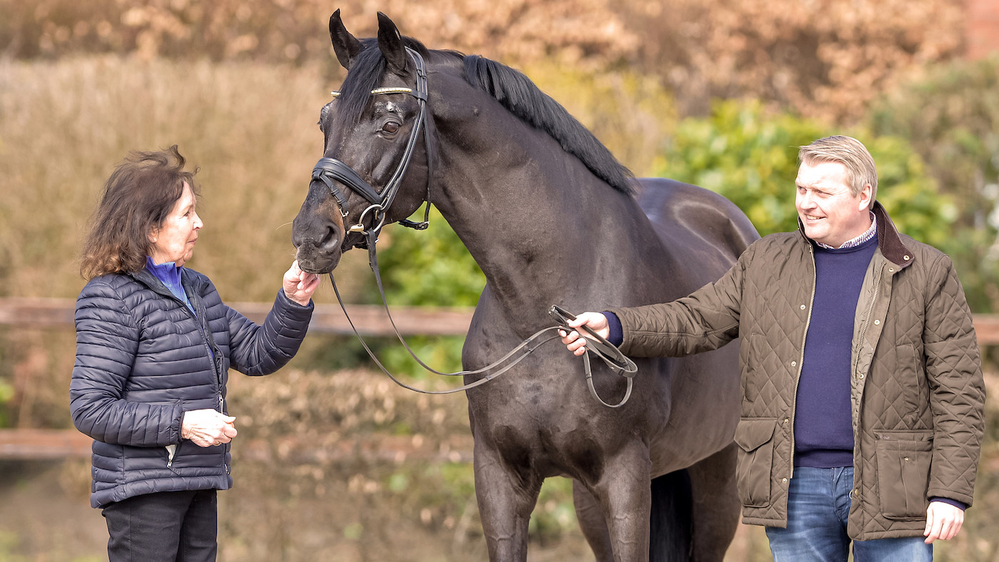 rubin royal old Rubin Royal OLD with his breeder Harli Seifert (left) and DLZ operations manager Wolfgang Stagge (right).