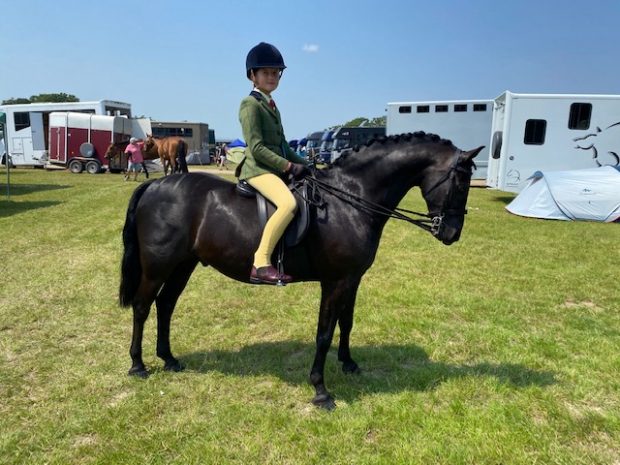 Kirsty Cohane qualifies show hunter pony Newoak Onyx for the Royal International on their first attempt