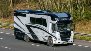 2B5HRM8 DAF Horseboxes; Multiple Horses in transit, large horsebox specialist converted luxury animal transportation on the M6 Motorway. Chorley, UK