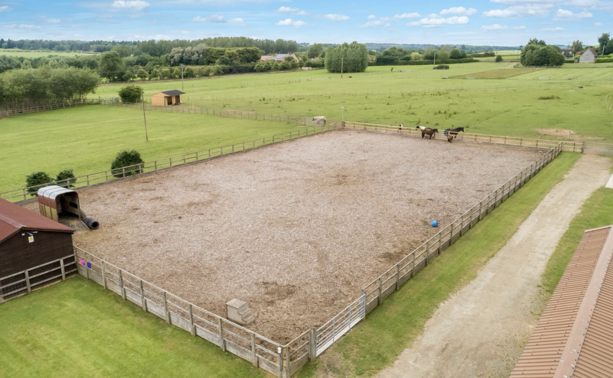 Equestrian home for sale Willow Farm in Wixford, Warwickshire