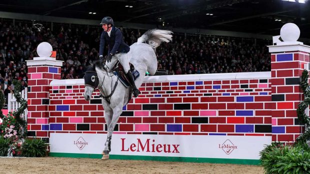Guy Williams and Mr Blue Sky UK win the London horse show puissance