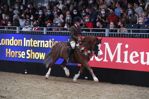 Rebecca Penny riding Lynuck the Snowman