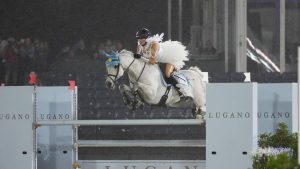 Jessica Mendoza competing in the Charity Challenge at WEF 2022