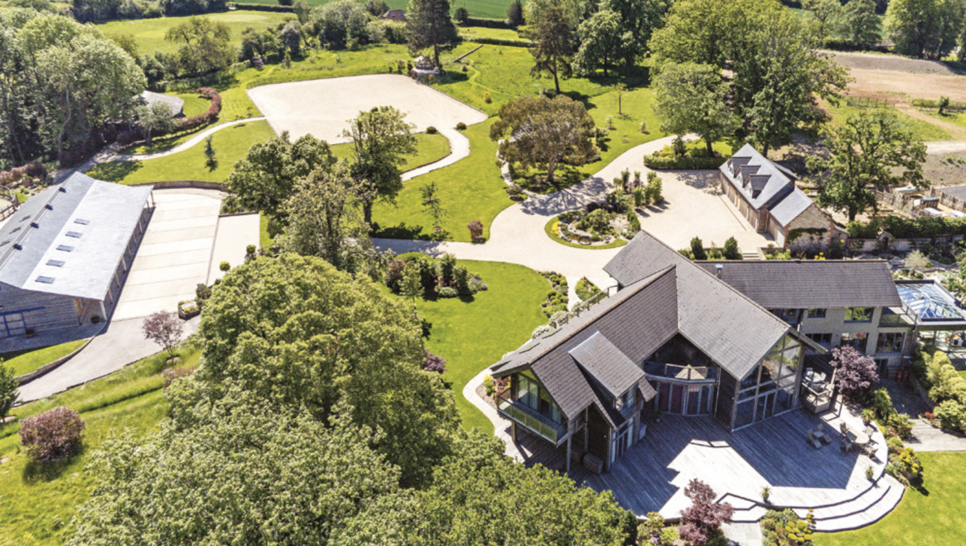 A 5-bed home in 34 acres, complete with 11 stables, manège