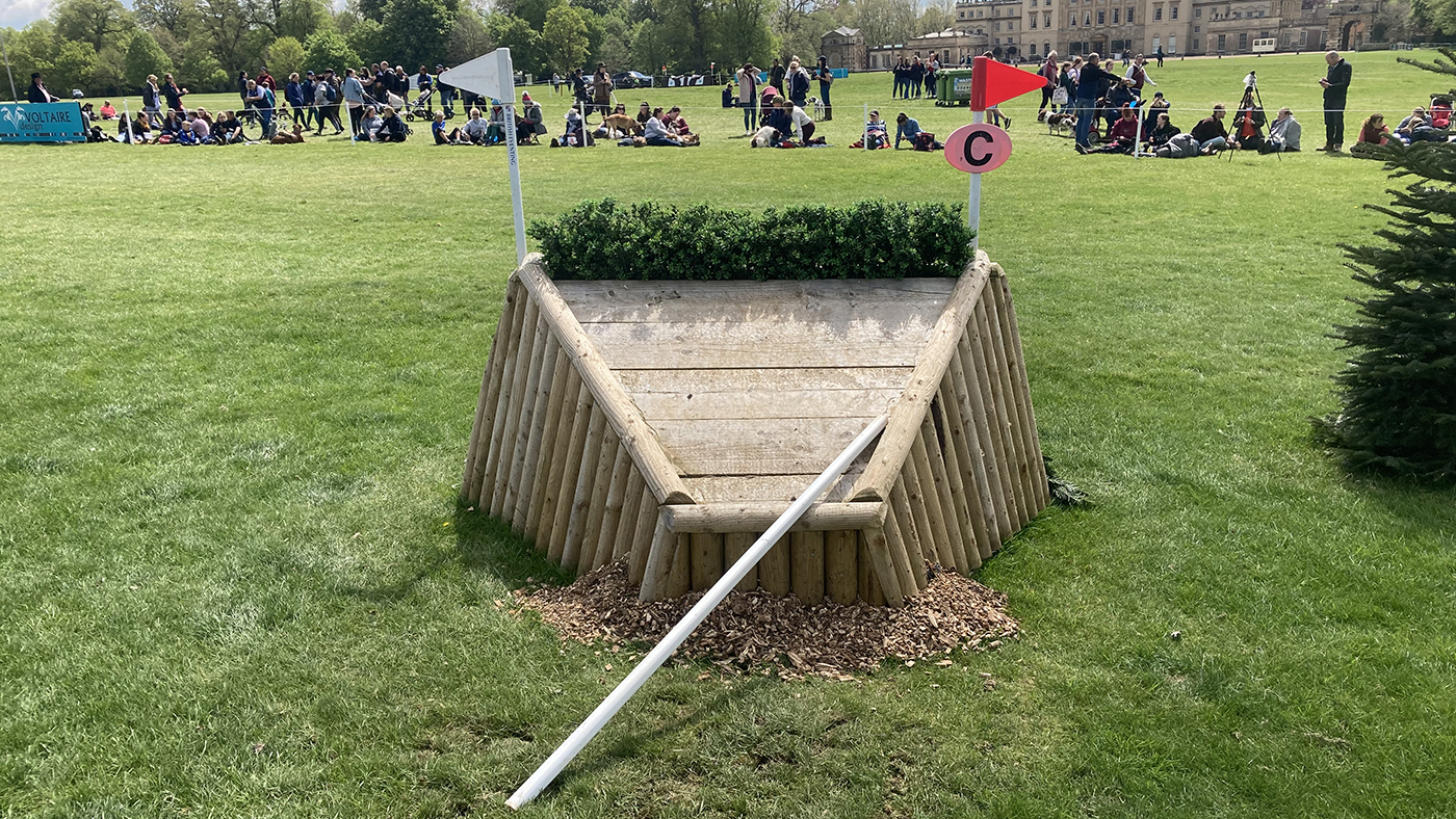 Badminton grassroots championships course BE100 fence 6c