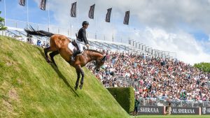 Shane Breen and Can Ya Makan coming down the Hickstead Derby bank to win in 2022